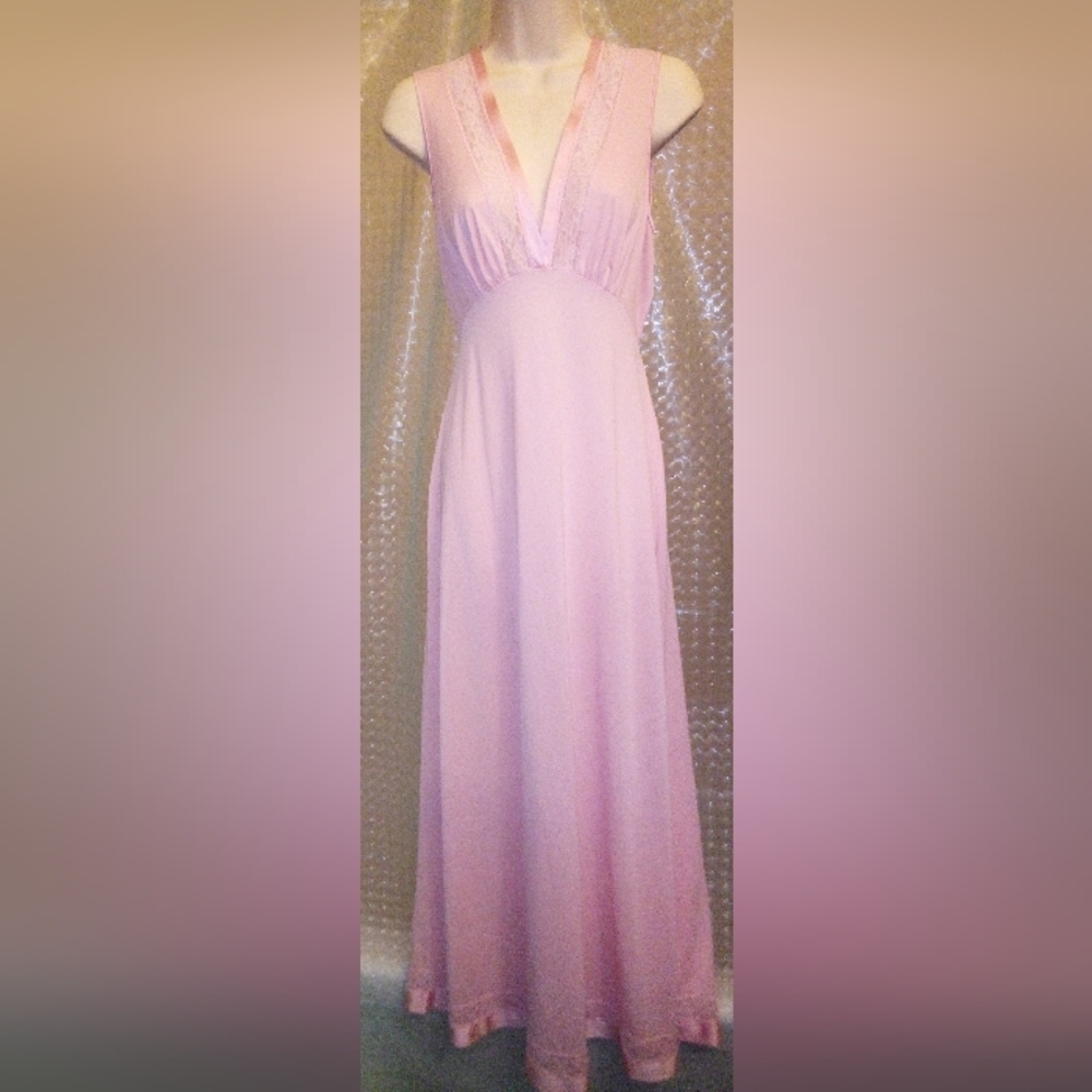 Beautiful Vintage Vanity Fair Nightgown Size 34